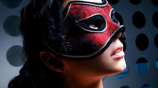 Teenie Karina Baru готова к фетиш-вечеринке