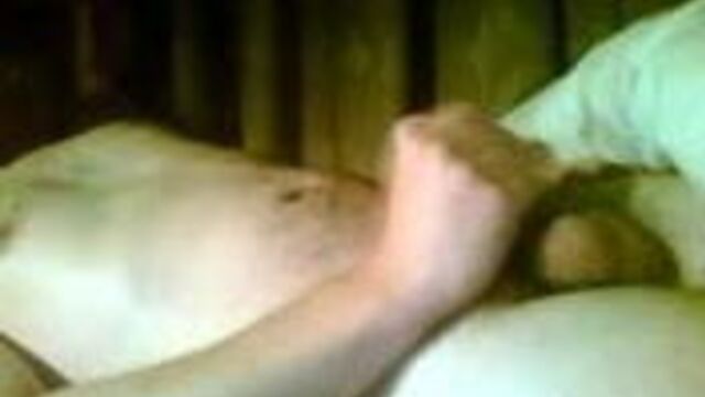 Белая жокейка дрочит на передних лапах