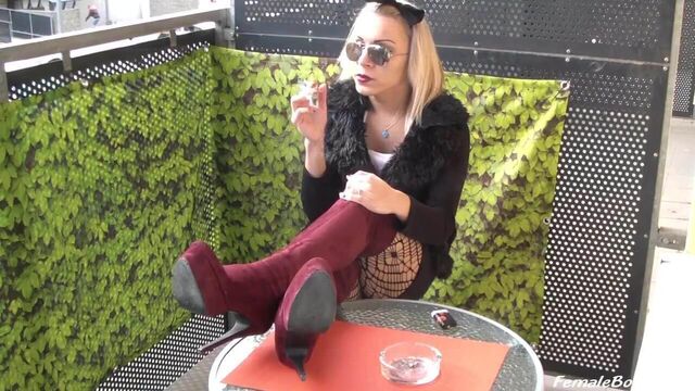 Девушка в замшевых сапогах