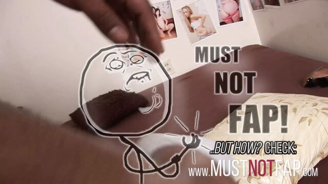 Коротышка Mac жестко трахает настоящую студентку-тугую девушку в любительском видео