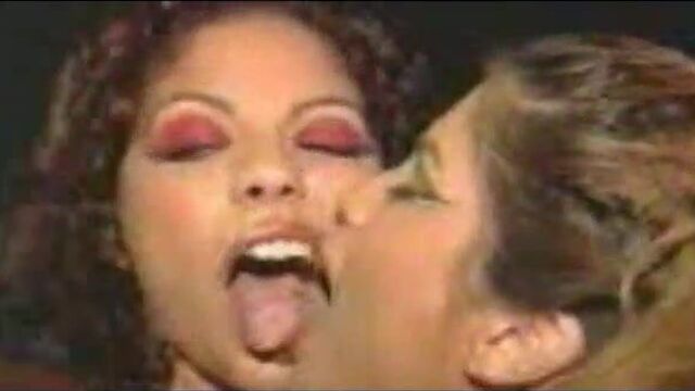 Мужское шоу: девушки целуются