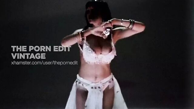 Не такой маленький Египет - винтажная танцовщица живота с большими сиськами