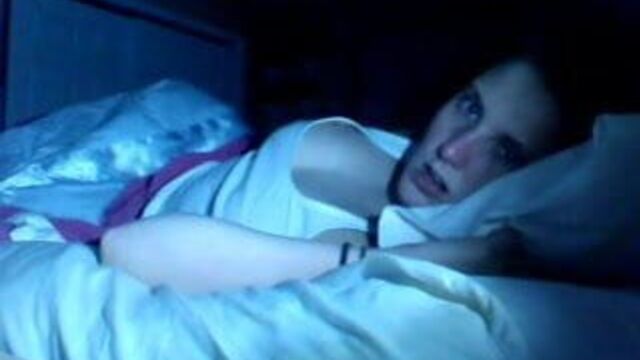 Горячая девушка мастурбирует (без обнажения) (сексуальный шум, правда)