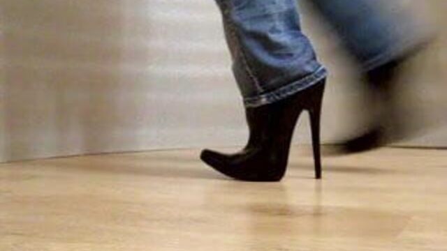 Прогулка в сапогах на высоком каблуке