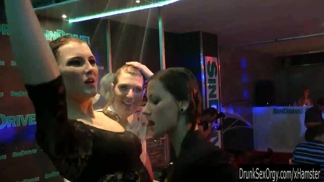 Мокрые девушки эротично танцуют в клубе