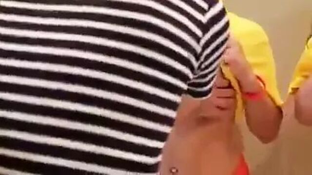 Анти-спид-фандрайзинг на день открытых дверей, актриса трогает грудь