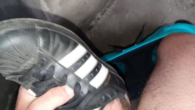 Заимствованная девушка Adidas Superstar трахается и кончает