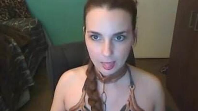 Костюм рабыни Princess Leia раздевается и мастурбирует.