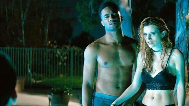 Сцена в бикини Bella Thorne из 'Скачки' на scandalplanet.com