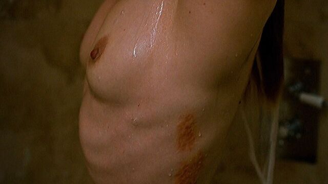 Натали Dormer обнаженные сиськи и татуированное тело в темноте