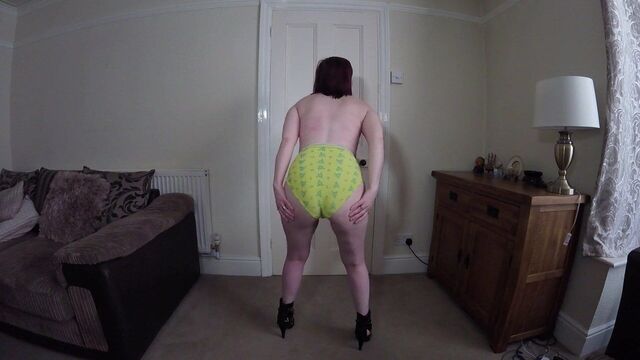 Стройная жена раздевается в цельном купальнике и ботильонах