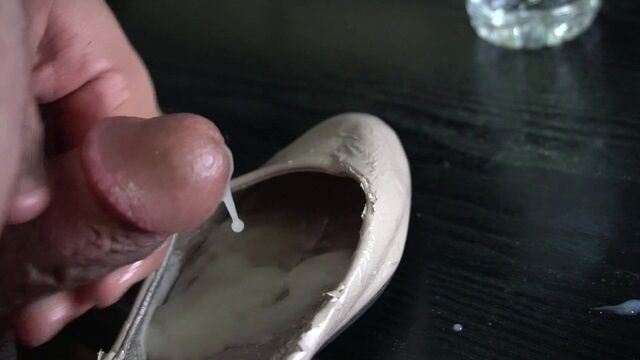 2-е заполнение спермой от Steve Madden, обменивающей обувь на Xhamster