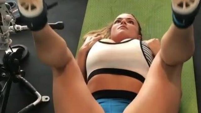 Тренировка блондинки в спортзале