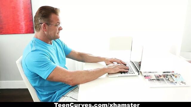 Отчим застукал дочку за твиком в соцсетях