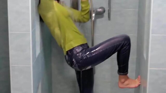 Удивительная сексуальная девушка с мокрым видом