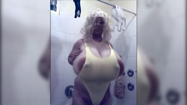 Фейковые сиськи, желтые