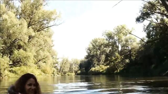 Три девушки в грязи в зимней одежде