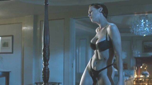 Jamie Lee Curtis раздевается
