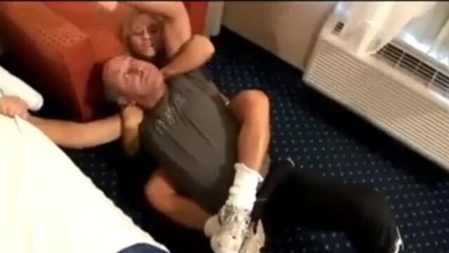 Джен Томас борется