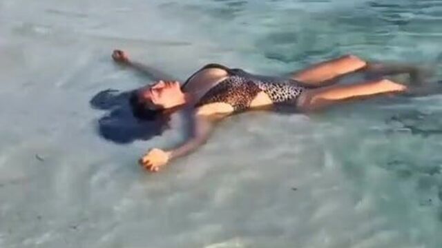 Salma Hayek - сиськи в большом купальнике