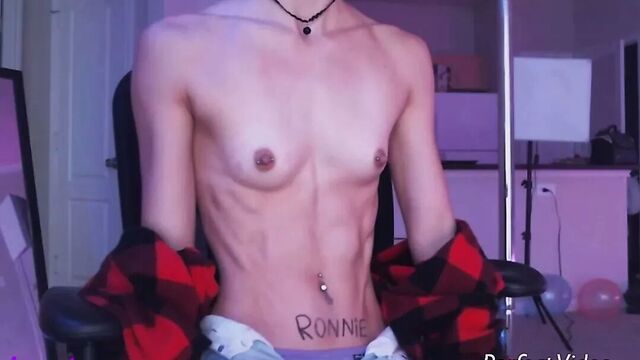 Худенькая худенькая девушка сгибается