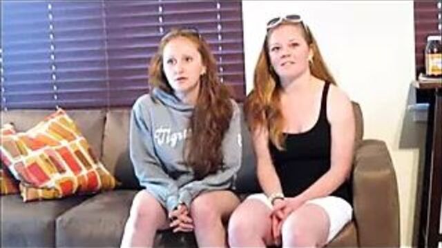 2 девушкам заплатили выпить с мужским соком