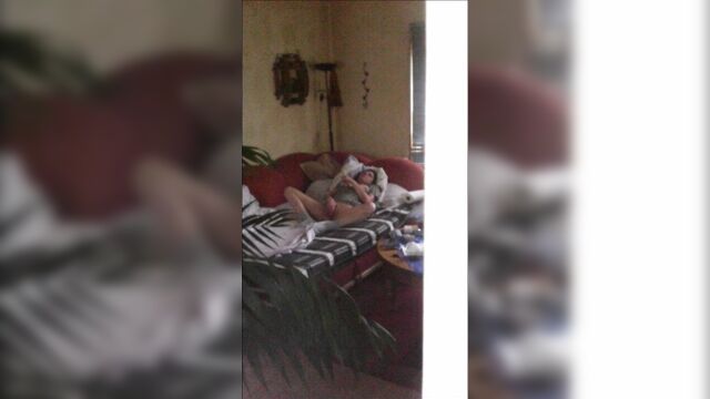 Josie мастурбирует