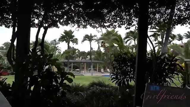 Megan Sage получает кримпай после траха пальцами в машине