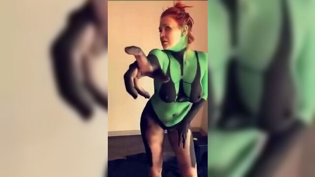 Maitland Ward светит ее сиськами и киской во время покраски тела