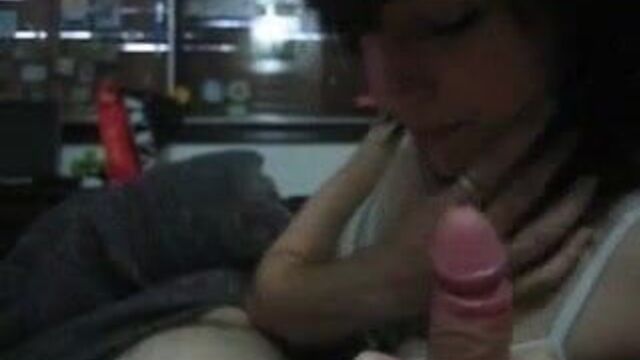 Аргентинская Paula глотает сперму в любительском видео