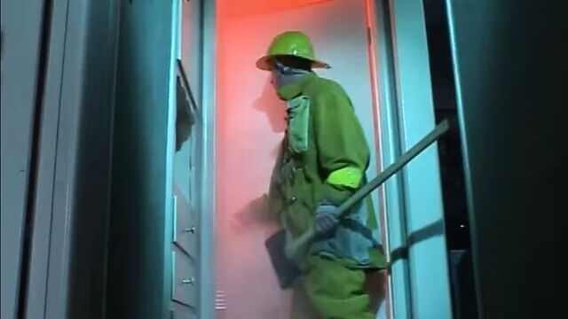 Ковер жжет все колени шлюшки от глубокой глотки