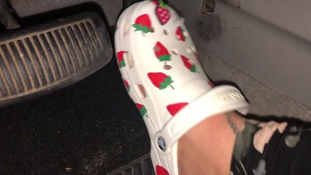 Моя подруга накачивает педалью в крокодилах