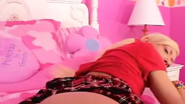 Малышка Lexie трахается с расческой