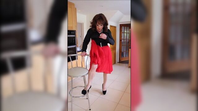 Sindy свистит в свою красную юбку со складками