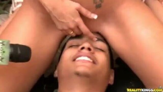 Наблюдаю, как ее бойфренда трахают