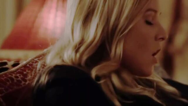 Kristen Bell сосут ее сексуальные пальцы ног