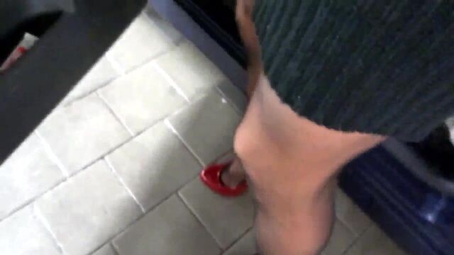 Мои чулки и высокие каблуки на публике