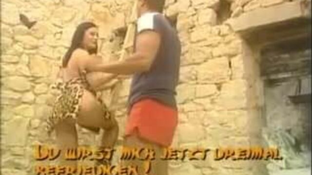 Доисторическая пещерная девушка 1