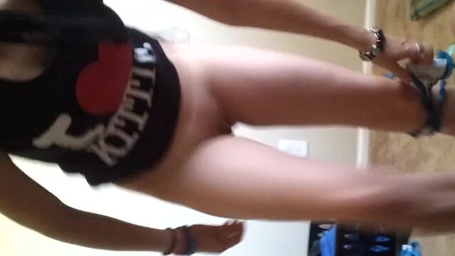 Красивая девушка в стрингах