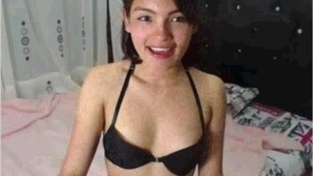 Девушка в черном с раскрытым передним лифчиком