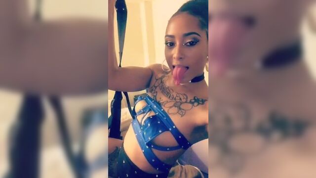 Красивая модель демонстрирует сексуальный язык